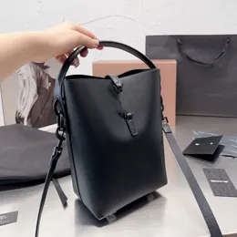 Cordão de alta qualidade bolsa de luxo mulher saco de balde de couro LE37 fivela de gancho de ouro aberto e fechado couro de vaca brilhante bolsa de ombro único crossbody