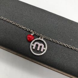 Diamond-set Red Love Heart M iu Letter Stud örhängen Silvernålar Söt temperamentörhängen mångsidig ins stil mångsidig halsband