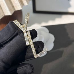 Simple Brand Designer Letter Pins Brooches Women inlay Crystal Never Fading Stainless Steel Sweater Cape Buckle Brooch Suit Pin Wedding Party Jewerlry Accessories