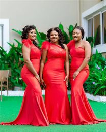 2023 Red One Shoulder Mermaid Bridesmaid Dresses Draped Sweep Train Garden Country African Wedding Guest Gowns Maid of Honor Dress Plus Size