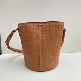Botteg Venetas Bag New Handbag 2023 Luxury Small Vene Design Trend Handwoven Sheepskin Bucket Shoulder Casual Style X