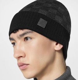 Classic Men and Women Winter All-Matching Woolen Cap Black Knitted Hat Outdoor Keep Warm Baotou Beanie Hats
