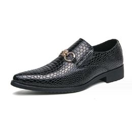 Black Loafers for Men Fashion Snake Print Pointed Toe Shoes Brown Metal Buckle Wedding Shoes for Men Size 38-46 1AA52