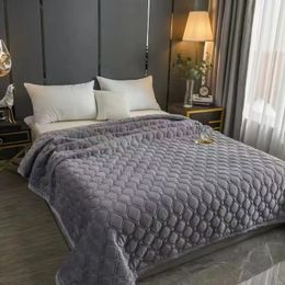 Bedding sets Solid Colour Soft Velvet Quilted Bed Cover Blanket Short Plush Sofa Towel King Queen Size Anti-slip Bed Sheet 270x230cm Bedspread 230912