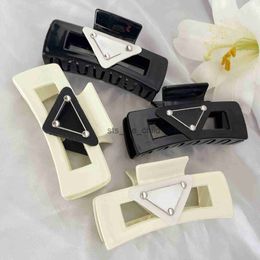 Hair Clips Barrettes Classic Fashion Designer Inverted Triangle Letter Hair Clip Barrette Frosted Material Classic Style for Charm Women girls Hair Claw x0913