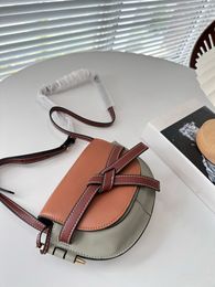 The saddle crossbody bag and bow tie give the overall design a stylish proportion, giving it a unique French romantic and fashionable feeling