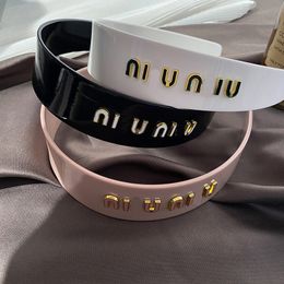 Designer Letter Metal Headband New Simple Young Style Headbands Autumn Fashion Charm Gift HairJewelry Colorful Vintage Sweet Pink Hair Band Halloween 2024