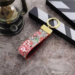 Key Rings 2022 Keychain Brand Designer Key Chain Mens Luxury Car Keyring Womens Fashion Bee Buckle Keychains Handmade Leather Men Women Bags Pendant x0914