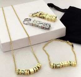 Neu gestaltete Triomphe Verkettete Würfel Anhänger Halskette Armband Ohrring Messing vergoldet Damen Designer-Schmucksets HXCE05