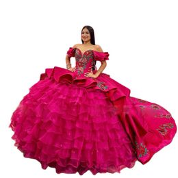 Привлекательные розово-красные платья Quinceanera 2024 с вышивкой на плечах Sweet 15 с оборками для выпускного вечера Многоуровневое мексиканское платье Vestidos De 16 Anos для вечеринки в честь дня рождения 326 326