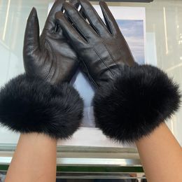 Luxury Designer Gloves Woman Mens Black Leather All Finger Cycling Gloves Winter Outdoors Glove For Preventing Skin Cracking Fashion Gift G
