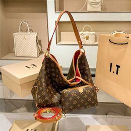 Hong Kong Tote Women's 2023 New Autumn and Winter Genuine Leather Capacity Commuter One Shoulder Large Underarm Middle Age Bag code99