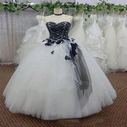 Retro Corset Black And White Wedding Dress Sweetheart Strapless Plus Size Gothic Bridal Gowns Tops Lace Flower Spring Summer Bride221R