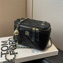 Advanced and trendy Lingge embroidery thread shoulder 2023 new summer texture niche chain crossbody women's bag B60