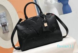 Luxurys Designer Shoulder Bags With Lock Women Luxury Shopping Embossed Flower Purse The Tote Bag Cross Body Female Backpack