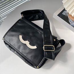 Designer Women Messenger Bag Shoulder Bag Leather Clamshell Classic Black Luxury Tote Belt Wide Strap Crossbody Bags Outdoor Fashion Sports Makeup Sacoche 28x23cm