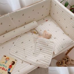 Bed Rails Korean Quilted Cotton Baby Sheet Cherry Olive Bear Embroidery Cot Crib Sheets Bumper Er Ding 220922 Drop Delivery Kids Mat Dhgp4