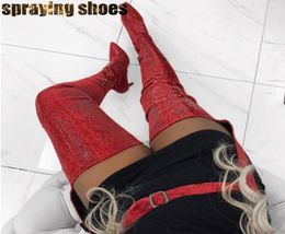 Пикантные женские зимние ботинки, красные сапоги до бедра из змеиной кожи для женщин, обувь из эластичной кожи с поясом, туфли на высоком каблуке с высоким шаговым швом14273482