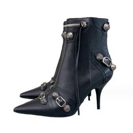 Designer-Stiefel, kurze Stiefel, Frühling und Herbst, feiner Absatz, hoher Absatz, Rindslederstiefel, spitzer Kopf, schmale Stiefel für Damen, Gürtelschnalle, dekorativer seitlicher Reißverschluss, hohe Absätze