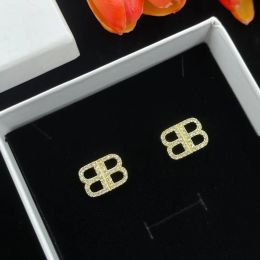 2024 New Fashion Shining Diamond Bb Letter Earrings for Female Minority Design Sense Advanced Cold Wind Sier Needle Earrings