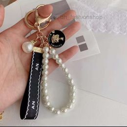 Keychains & Lanyards Keychain Designer keychain Luxury bag charm Fashion Trend Car Keyring Flower Pearl Keychain High Quality Giveaway GiftVU6J