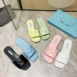 Designer Flat Bottom Slippers Sandals Fashion Outdoor Leisure Luxury Slipper Leather Lining Dinner Wedding Sandbeach Sandal Triangle Buckle Shoes Flip-Flops