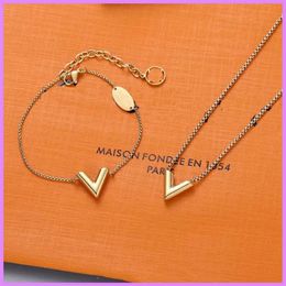 Classic Designer Pendant Charm Bracelets Gold Love V Necklace Plated Letter Simple Heart Luxury Lovers Chain Jewellery Sets D2111252250E