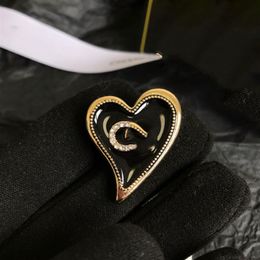 23ss Simple Brand Letter Designer Pins Brooches for Women Men Heart Fashion Crystal Pearl Copper Brooch Gold Plate Pin Jewellery Par200u