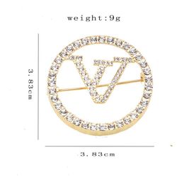 Luxury Brand Designer Letter Pins Brooches Women 65Style Gold Silver Crystal Pearl Rhinestone Cape Buckle Brooch Suit Pin Wedding 2902