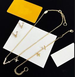 Fashion Classics Designer Jewellery Women Retro Style Engraved V Initials Four Leaf Clover With Pearl Necklace Bracelet Earrings Sets Engaged Gift With Box HLVS23 --002