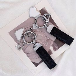 Designer key chain tie heart luxury leather keychains triangle letter black simple bag wallet car lanyards small gifts mens womens keyring simple pj056