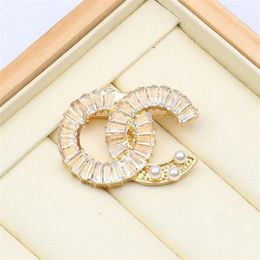 2color Women 18K Gold Plated Brand Letter Brooch INS Pearl Rhinestone Crystal Metal Broochs Suit Laple Pin Fashion Jewelry Accesso226E