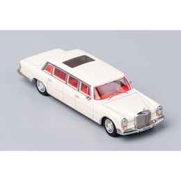 Diecast Model car GCD Diecast Model Car 1/64 Pullman White or Red Color Luxury Retro Celebrity Vehicle with Case Gift for Boys Girls Adults 230915