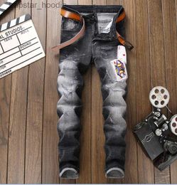 Men's Jeans top quality men's playing card embroidery luxury Jeans Designer Men Jeans hole Famous Brand Slim Fit Mens Printed Jeans Denim Pants 15019-1 L230918