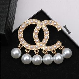 18K Gold Plated Brand Double Letter Brooches Geometric Design Inlay Pearl Sweater Suit Collar Pin Fashion Mens Womens Pendant Broo2787