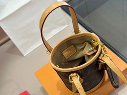 Designers de bolsas de topo Bolsas de corpo cruzadas Two-one-o-um-um balde de luxo Hardware original Hardware Cosmético carteira