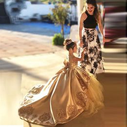 2023 Gold Lace Applique Satin First Communion Dresses Kids Evening Ball Gown Bow Back Puffy Girls Pageant Jewel Flower Girl Dress302S