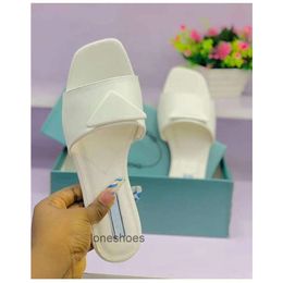 top Designer Beach Flip Flops Women Male Slippers Fashion Classic Leather Slides Triangle Slipper Woman Flat Outdoor Sandal Casual Fashion Party Lady Heeled Sandal