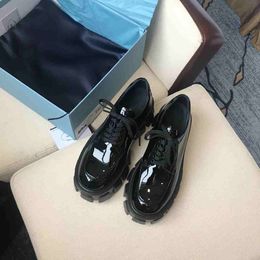 Famous designer designs fashionable women's shoes, new black patent leather thick sole casual small leather shoes