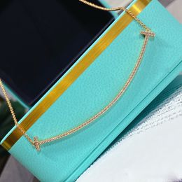 Designers colares de luxo Colar de sorriso nova coleção de corrente de clavícula de saída de moda Três cores para escolher versátil, moderno e sofisticado