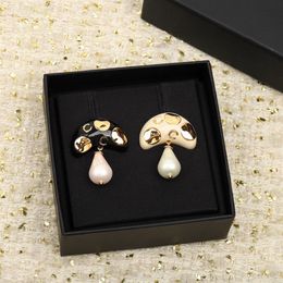 2023 Luxury quality charm brooch mushroom shape in white and black color in 18k gold plated have box stamp PS3339229I