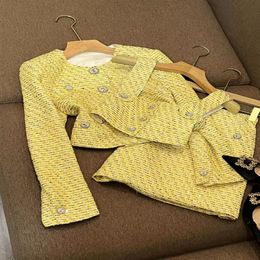 Осень 2023, желтые комплекты платьев из двух предметов, твидовое однобортное пальто с длинными рукавами и круглым вырезом, квадратный камзол, костюмы с короткой юбкой, Se326f