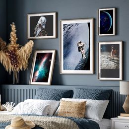 Resimler astronot uzayını keşfetmek ay dünyası bulutsu galaksi duvar sanat tuval resim nordic posterler resimler resimler oturma odası dekor 230919