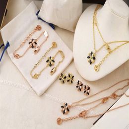 Europe America Style Jewellery Sets Lady Women Engraved V Initials Flower Blooming Strass Necklace Bracelet Earrings Sets 2 Color276L