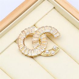 2color Women 18K Gold Plated Brand Letter Brooch INS Pearl Rhinestone Crystal Metal Broochs Suit Laple Pin Fashion Jewellery Accesso240F