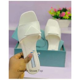 Beach Designer Flip Flops Women Male Slippers Fashion Classic Leather Slides Triangle Slipper Woman Flat Outdoor Sandal Casual Fashion Party Lady Heeled Sandals to