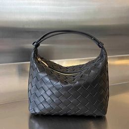 2024 Fashion Versatile Handmade Woven Bag Fashionable and Simple Lunch Box Handbag Advanced Sense Small One Shoulder Underarm Bag