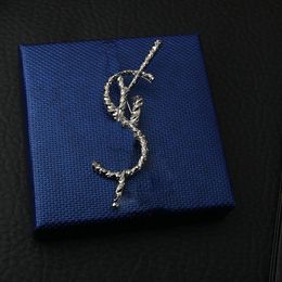 Brand Designer Letter Brooches Women Men Luxury Rhinestone Crystal Pearl Brooch Suit Laple Pin Wedding Party Jewellery Accessories