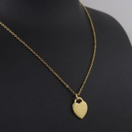 Fashion Luxury Necklace Women's Clavicle Pendant Gold Peach Heart Titanium Steel Designer Jewelry Letter Style Free Shipping