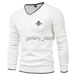 Men's Sweaters Mens Cotton Luxury Brand Bee Embroidery Pullover V-neck Sweaters Boys Solid Colour High Quality Knitted Sweater Keep Warm Winter J230920